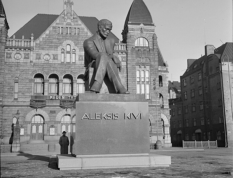 Aleksis Kiven patsas, taustalla Kansallisteatteri.