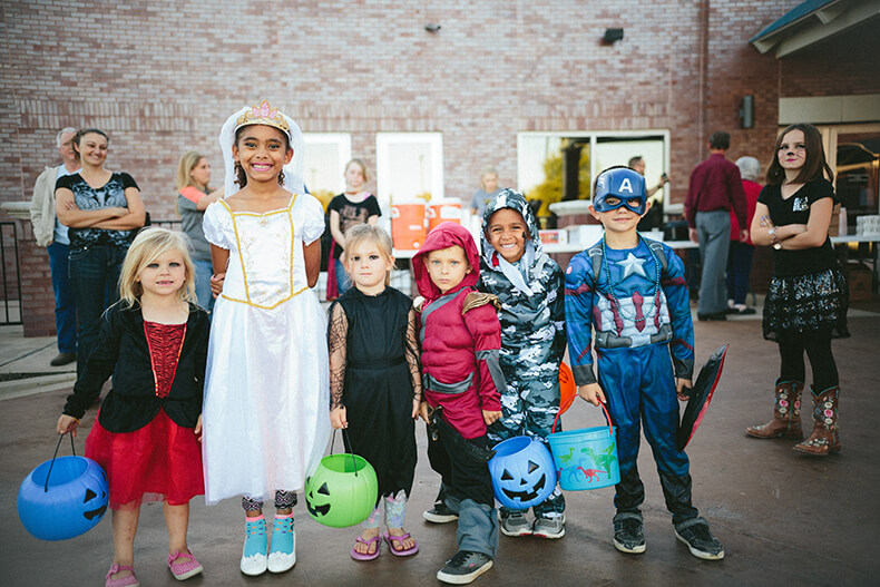 Lapsia pukeutuneena erilaisiin rooliasuihin Halloween-juhlaa varten.