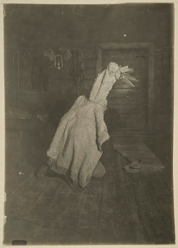 Vanhan ajan kuva köyrittärestä eli kekrittärestä, joka on kiertämässä naapurustoa talon antimien perässä.