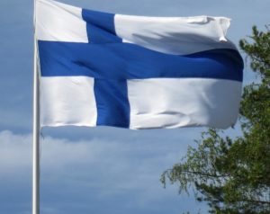 Suomen lippu tuulessa.