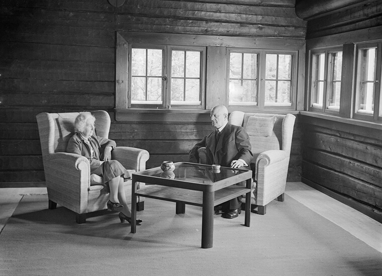 Jean ja Aino Sibelius istumassa Ainola-talon tilavassa huoneessa.