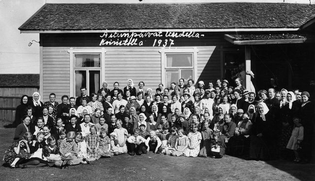 Äitienpäivän viettoon osallistuneiden ryhmäkuva vuodelta 1937.