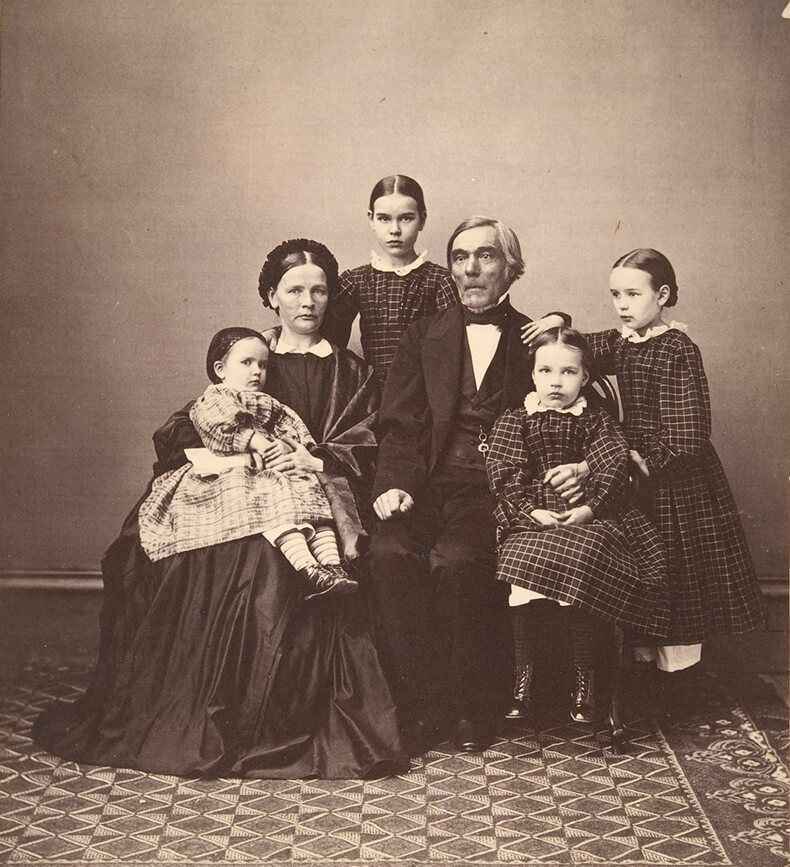 Vanha valokuva Elias Lönnrotista ja hänen perheestään.