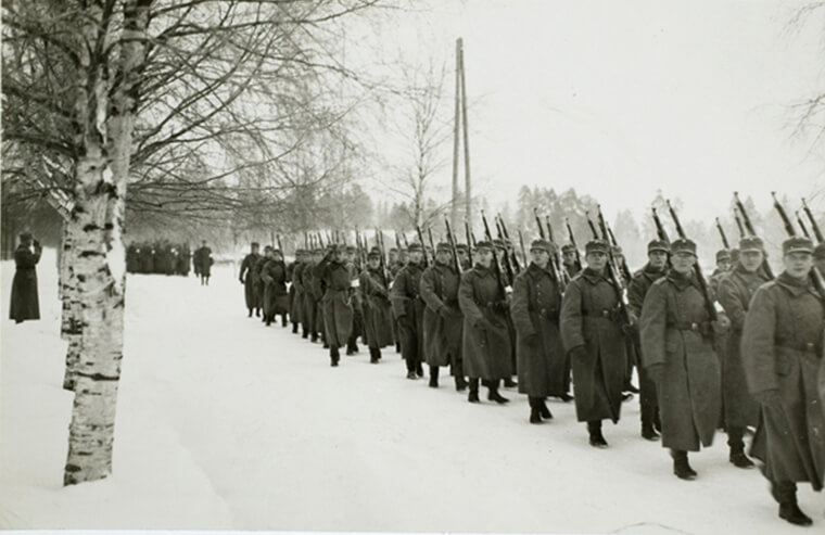 Sotilaita marssimassa itsenäisyyspäivän paraatissa vuonna 1938.