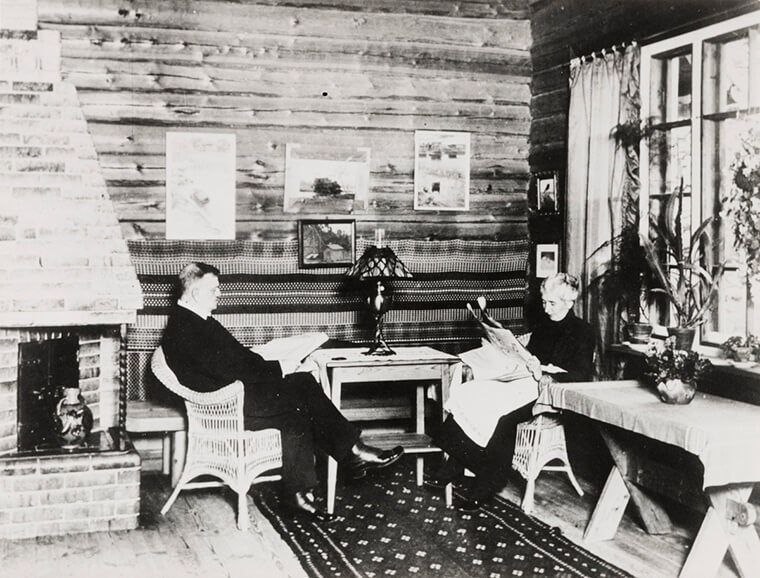 Jean ja Aino Sibelius istuvat Ainola-talon sisätiloissa.