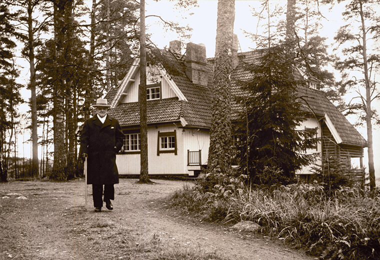 Jean Sibelius Ainola-talon pihassa.
