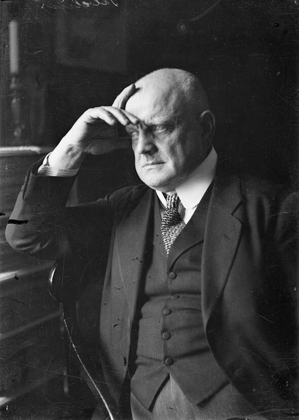 Jean Sibelius nojaa käteensä.