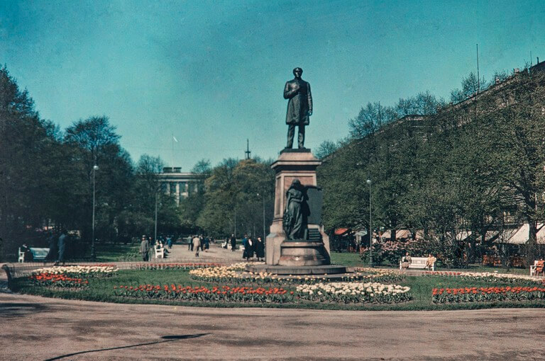 Johan Ludvig Runebergin patsas Helsingin esplanadilla.