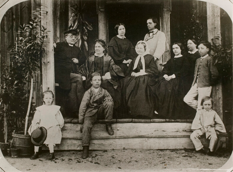 Valokuva Johan Ludvig Runebergin perheestä talon rappusilla.