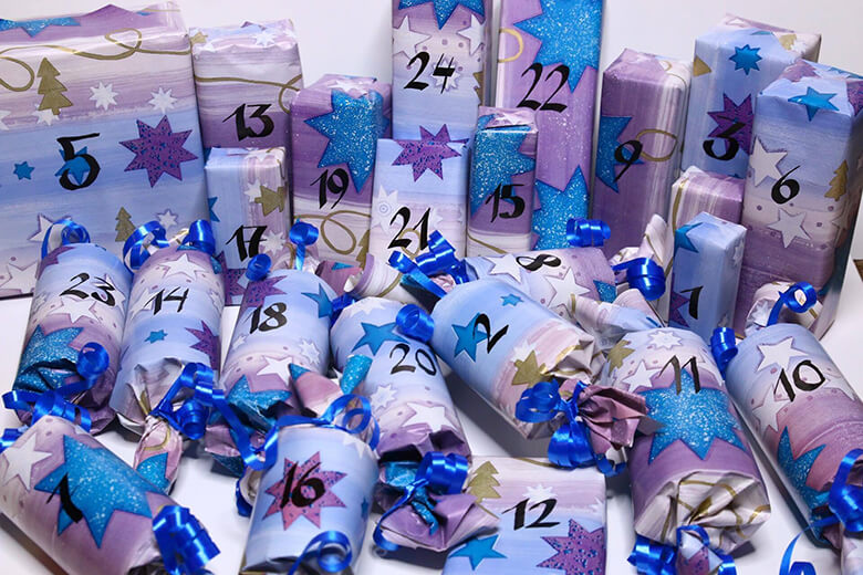 24 pientä pakettia itsetehdyssä joulukalenterissa.
