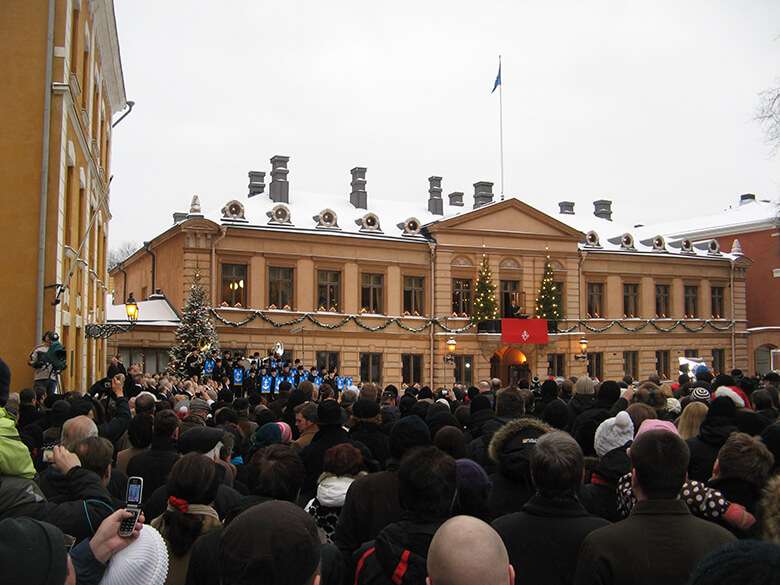 Suuri väkijoukko kerääntynyt kuuntelemaan joulurauhan julistusta Turun suurtorille.