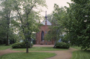 kuva piispa Henrikin saarnahuoneen ympärille rakennetusta kappelista.