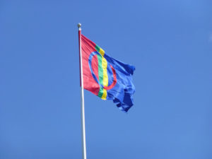 Saamelaisten lippu lipputangossa
