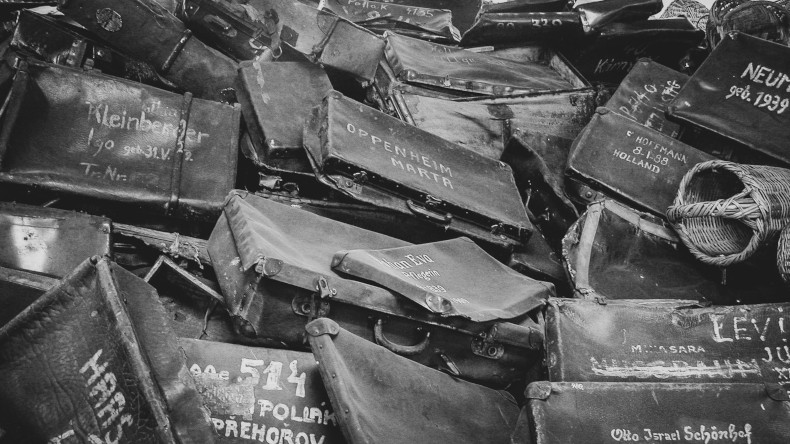 Vankien tavaroita Auschwitzin alueella