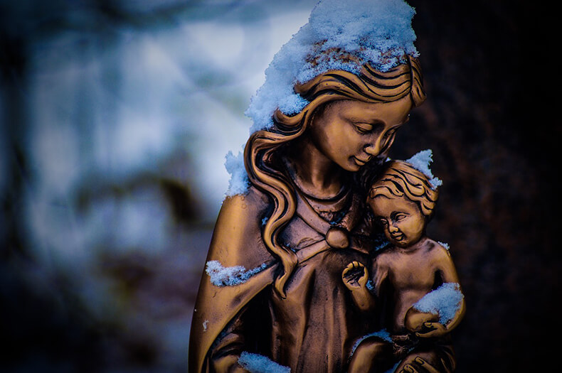 Neitsyt Marian patsas, patsaan päälle satanut vähän lunta.