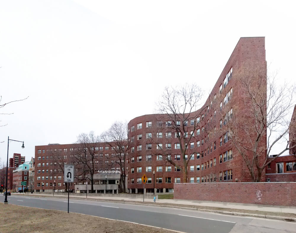 Arkkitehti Alvar Aallon suunnittelema Baker Housen ulkokuva. Baker House on Massachusetts Institute of Technology -yliopiston opiskelija-asuntola.