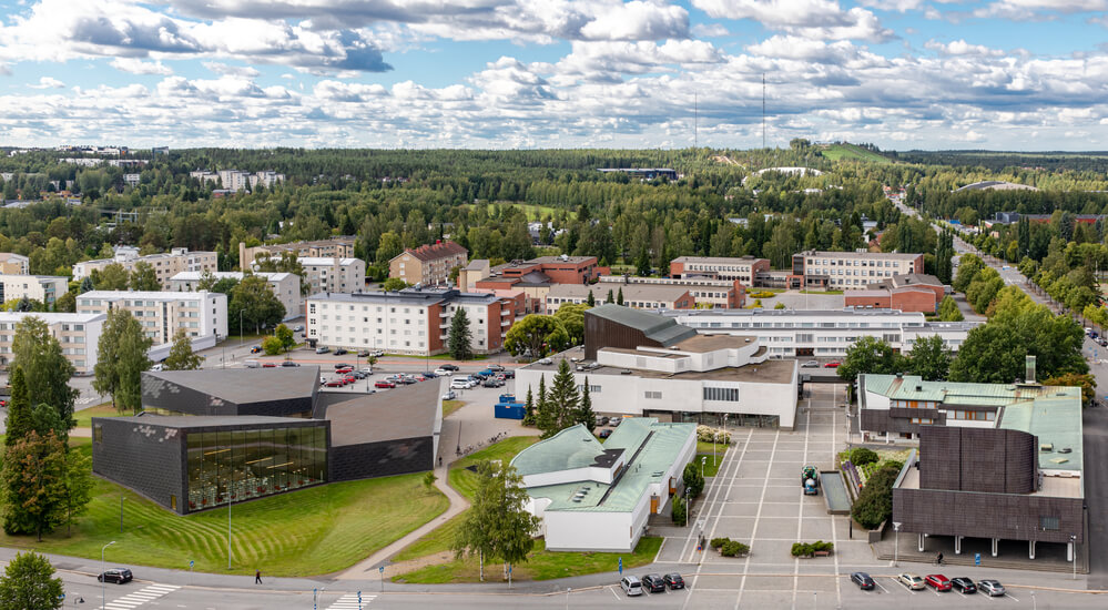 Arkkitehti Alvar Aallon suunnittelema Aalto-keskus Seinäjoella kuvattuna ilmasta käsin.