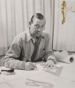 Arkkitehti Alvar Aalto työpöytänsä äärellä.