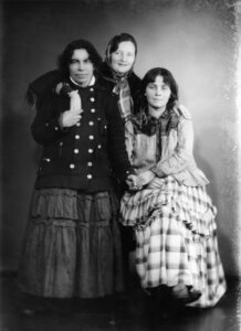 Kolme romaninaista pukeutuneena perinteisiin romaniasuihin.