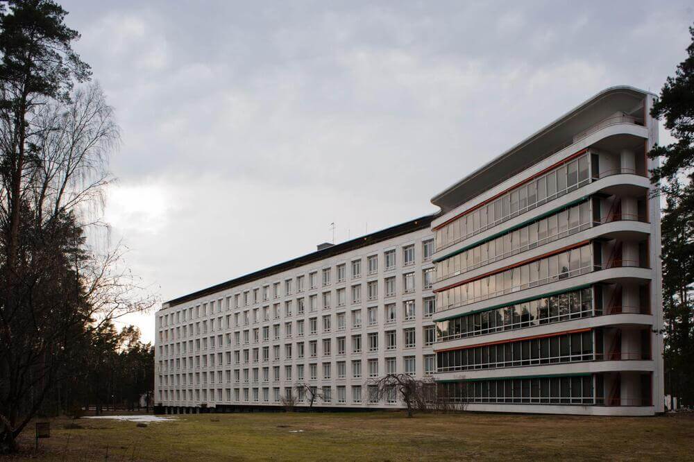 Arkkitehti Alvar Aallon suunnittelema Paimion parantola kuvattuna ulkoa.
