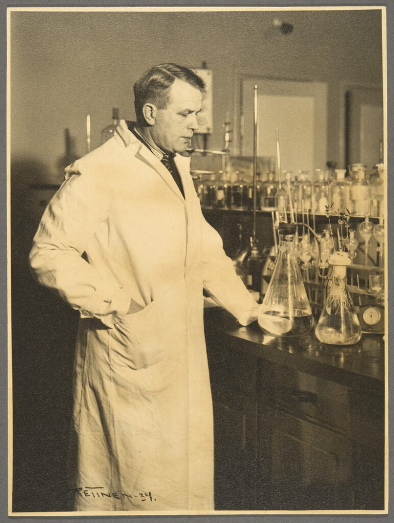 Biokemiallisen tutkimuslaitoksen johtaja, professori Artturi Ilmari Virtanen laboratoriossaan vuonna 1934.
